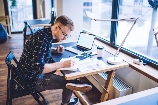 Comment les orques enseignent-elles les techniques de chasse complexes à leurs jeunes ?